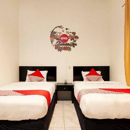 Oyo 529 Hotel Paninda Medan Bagian luar foto