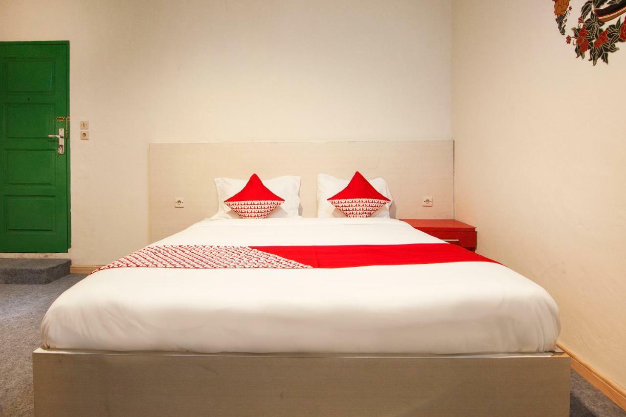 Oyo 529 Hotel Paninda Medan Bagian luar foto